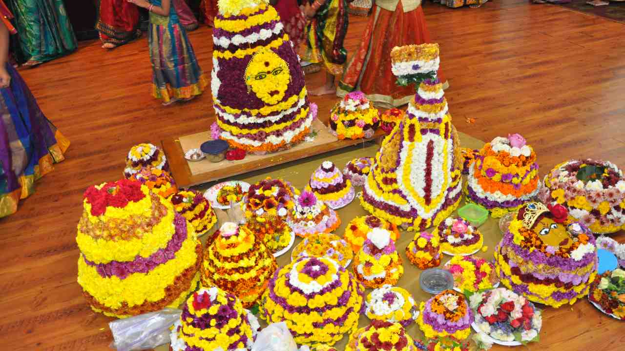 Bathukamma : బతుకమ్మ తయారుచేయడానికి ఏమేమి పూలు వాడతారో తెలుసా?
