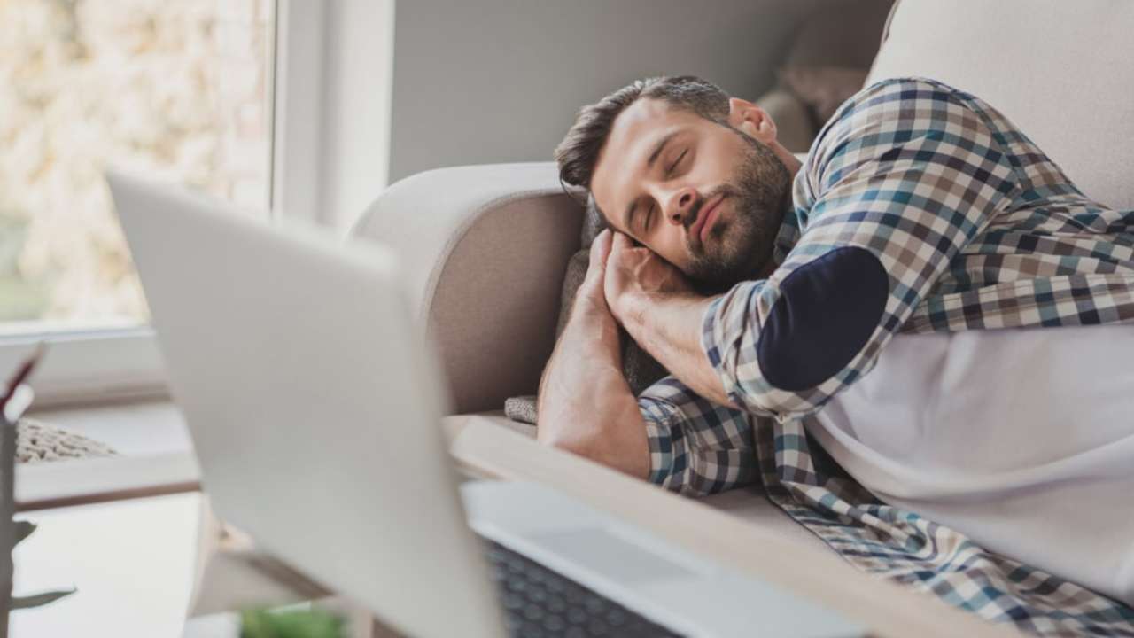 Afternoon Sleep : మధ్యాహ్నం నిద్ర వస్తుందా.. అయితే ఇలా చేయండి..