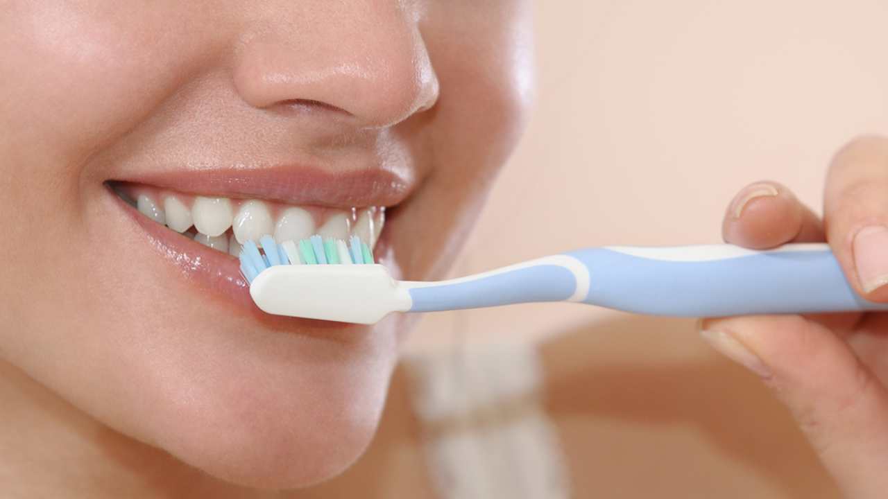 Brushing : మెరవాలని పళ్ళని గట్టిగా బ్రష్ చేస్తున్నారా..? అయితే ఇబ్బందులు తప్పవు..