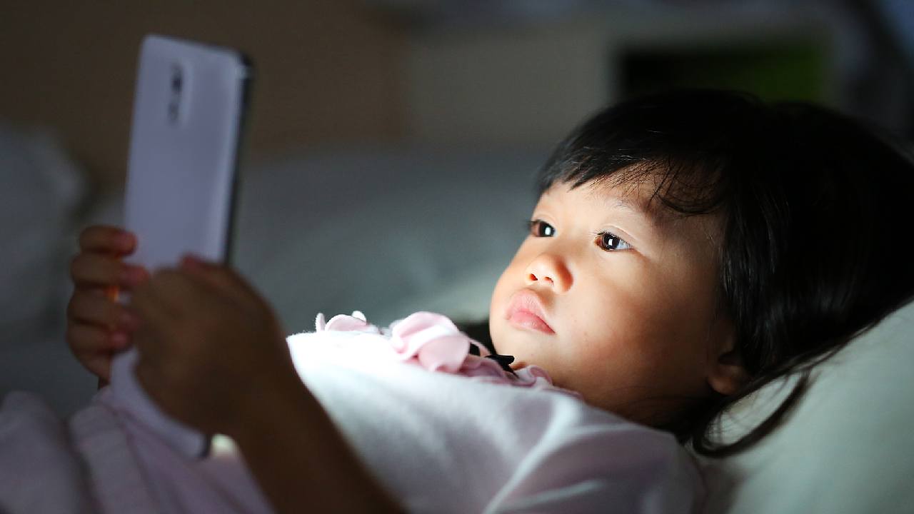 Children’s Using Phones : మీ పిల్లలకి సెల్ ఫోన్స్ ఇస్తున్నారా?? వాళ్ళ కంటికి ప్రమాదం..