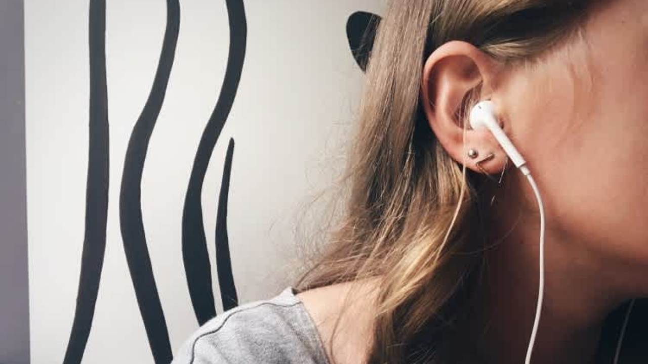 Ear Phones : ఇయర్ ఫోన్స్ ఎక్కువగా వాడుతున్నారా?? అయితే మీ చెవులు జాగ్రత్త..