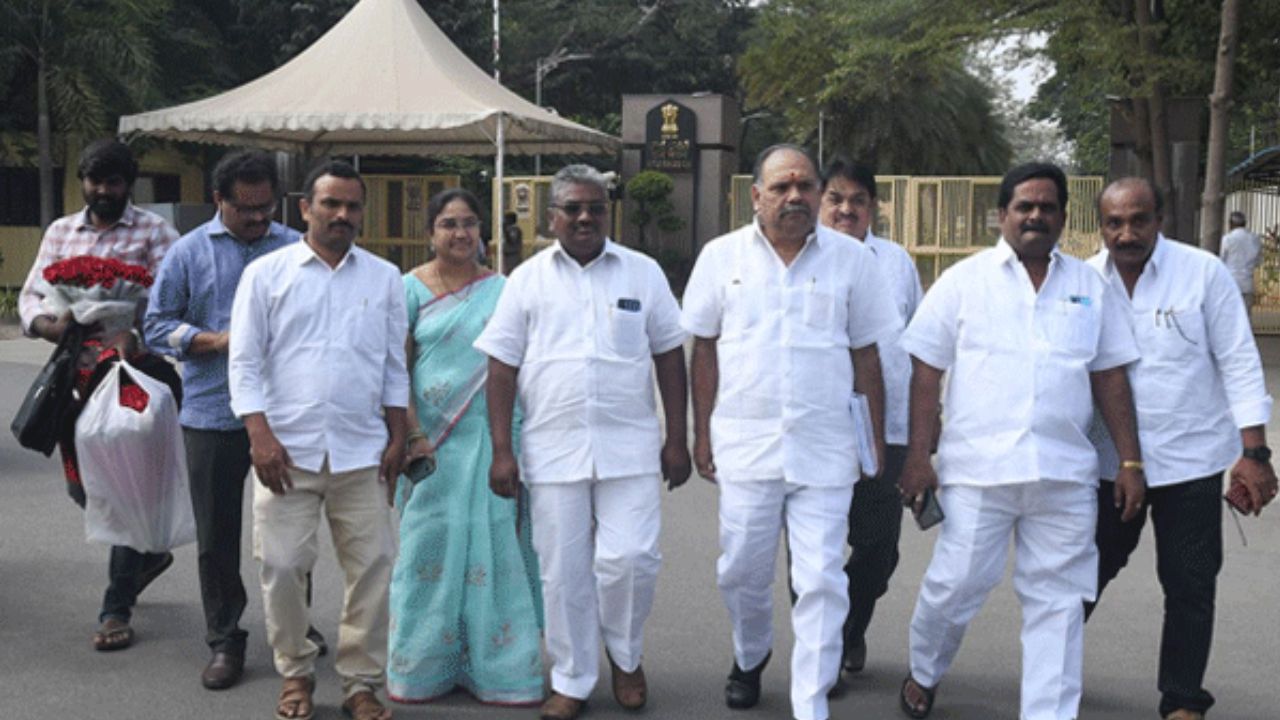 AP Govt: ఉద్యోగ సంఘాలకు ప్రభుత్వం షోకాజ్ నోటీసులు.. నేడు హైకోర్టులో పంచాయతీ!