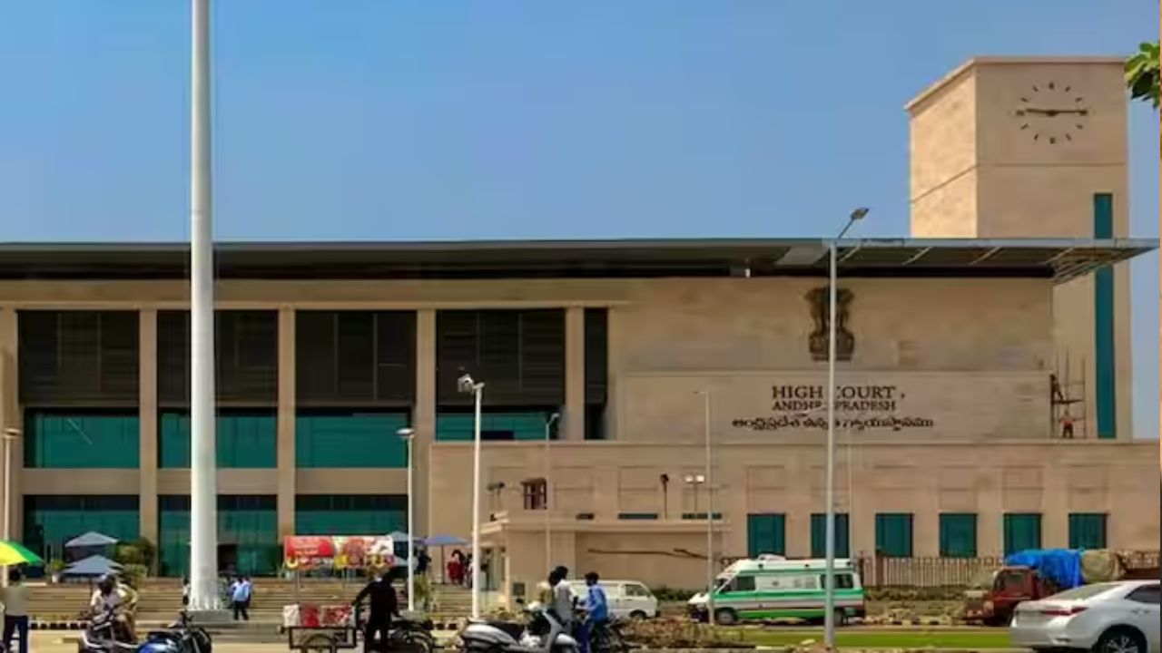 AP High Court: ఇద్దరు అధికారులకు జైలు శిక్ష.. సాయంత్రం వరకు కోర్టులో నిలబడాలని తీర్పు