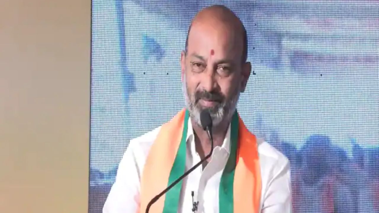 TSPSC Paper Leak Case: బండి సంజయ్‌ని నేడు విచారణకు రావాలన్న సిట్.. రాలేనని అమిత్ షాతో బెంగళూరుకి!