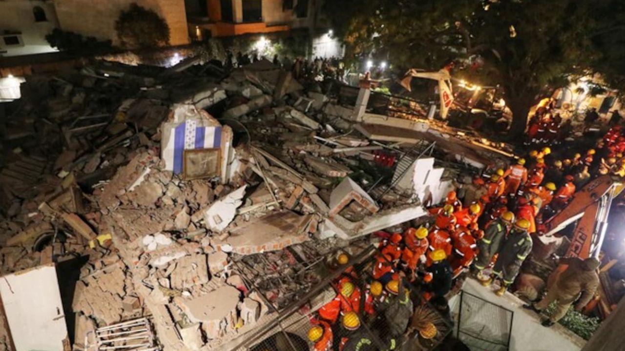 Building Collapse: కూలిన నాలుగు అంతస్తుల భవనం.. ముగ్గురు మృతి.. శిథిలాల కింద మరో 20 మంది