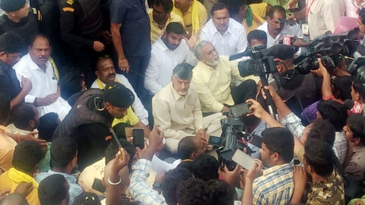 Kuppam Tour: రోడ్డుపై బైఠాయించిన చంద్రబాబు.. గుడిపల్లిలో ఉత్కంఠ