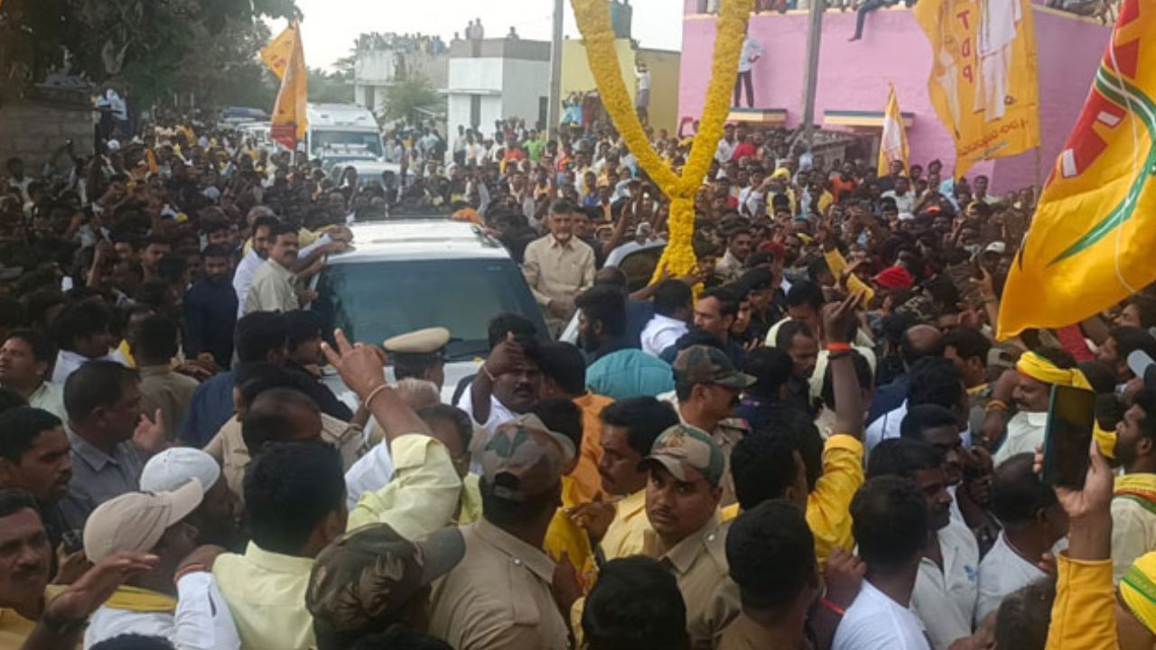 TDP Rally: అడ్డుకున్న పోలీసులు.. కాన్వాయ్ వదిలి చంద్రబాబు కాలినడక