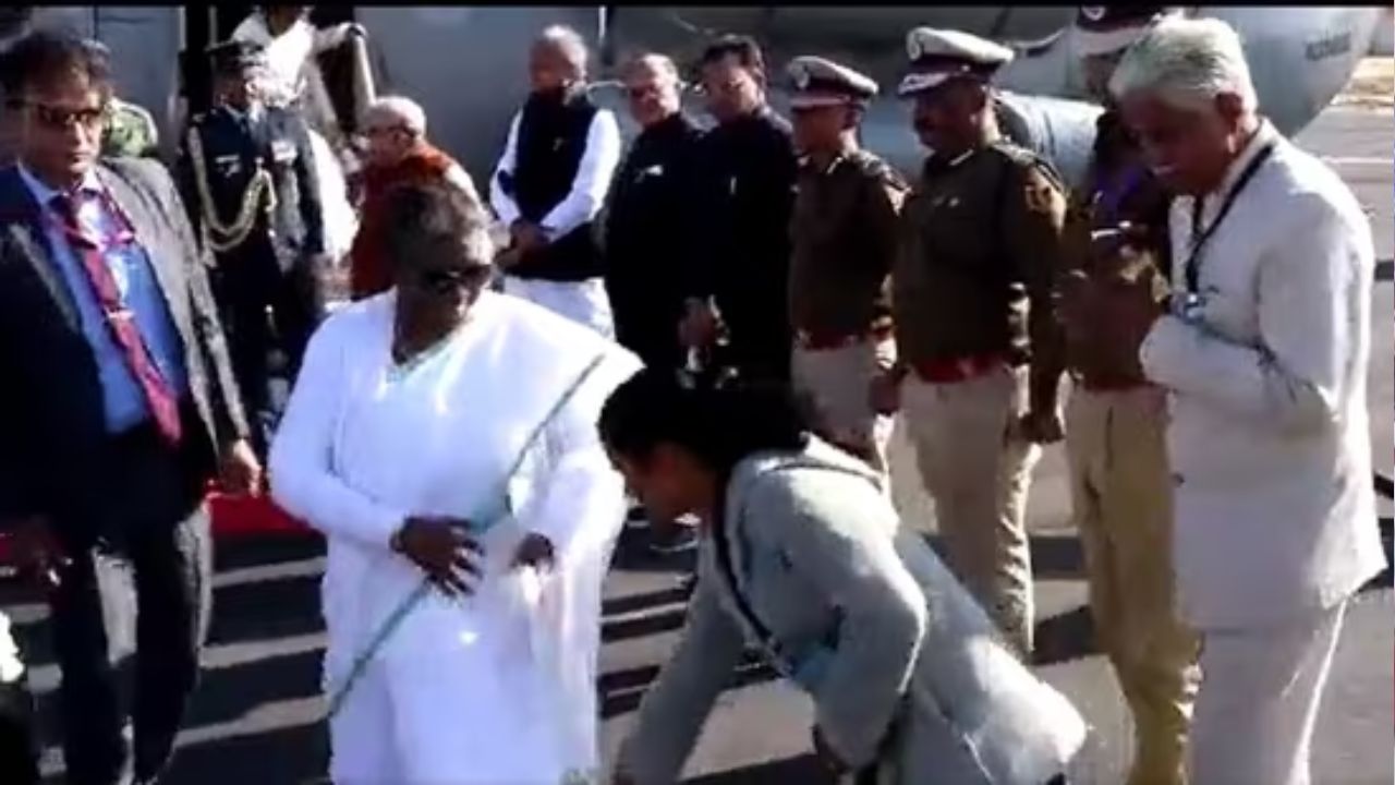 President Security: రాష్ట్రపతి పాదాలు తాకేందుకు ప్రయత్నించిన అధికారినిపై సస్పెన్షన్ వేటు