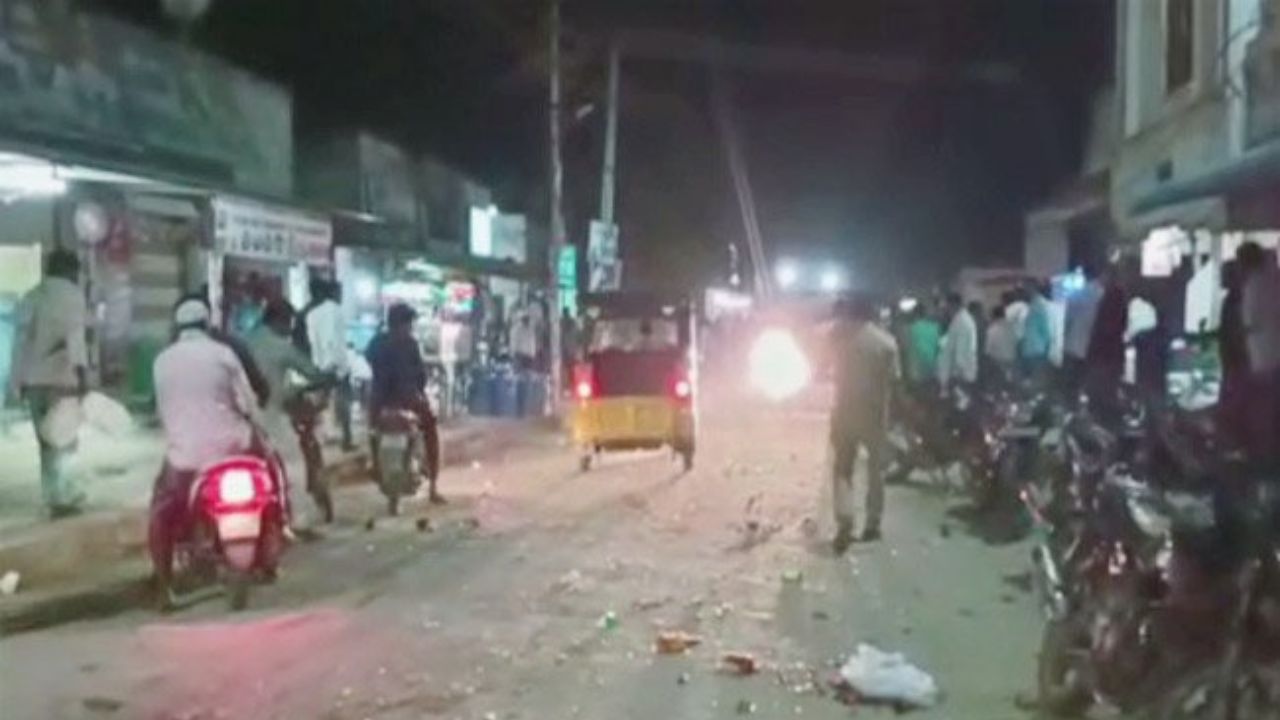 TDP vs YSRCP: వైసీపీ టీడీపీ రాళ్ల దాడి.. చిత్తూరు జిల్లాలో హై టెన్షన్!