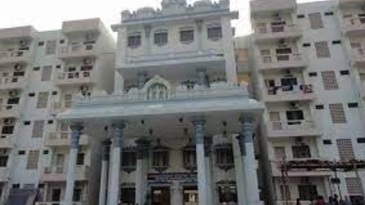 Thirumala Rooms: తిరుమల వెళ్ళే భక్తులకు భారీ షాక్…!