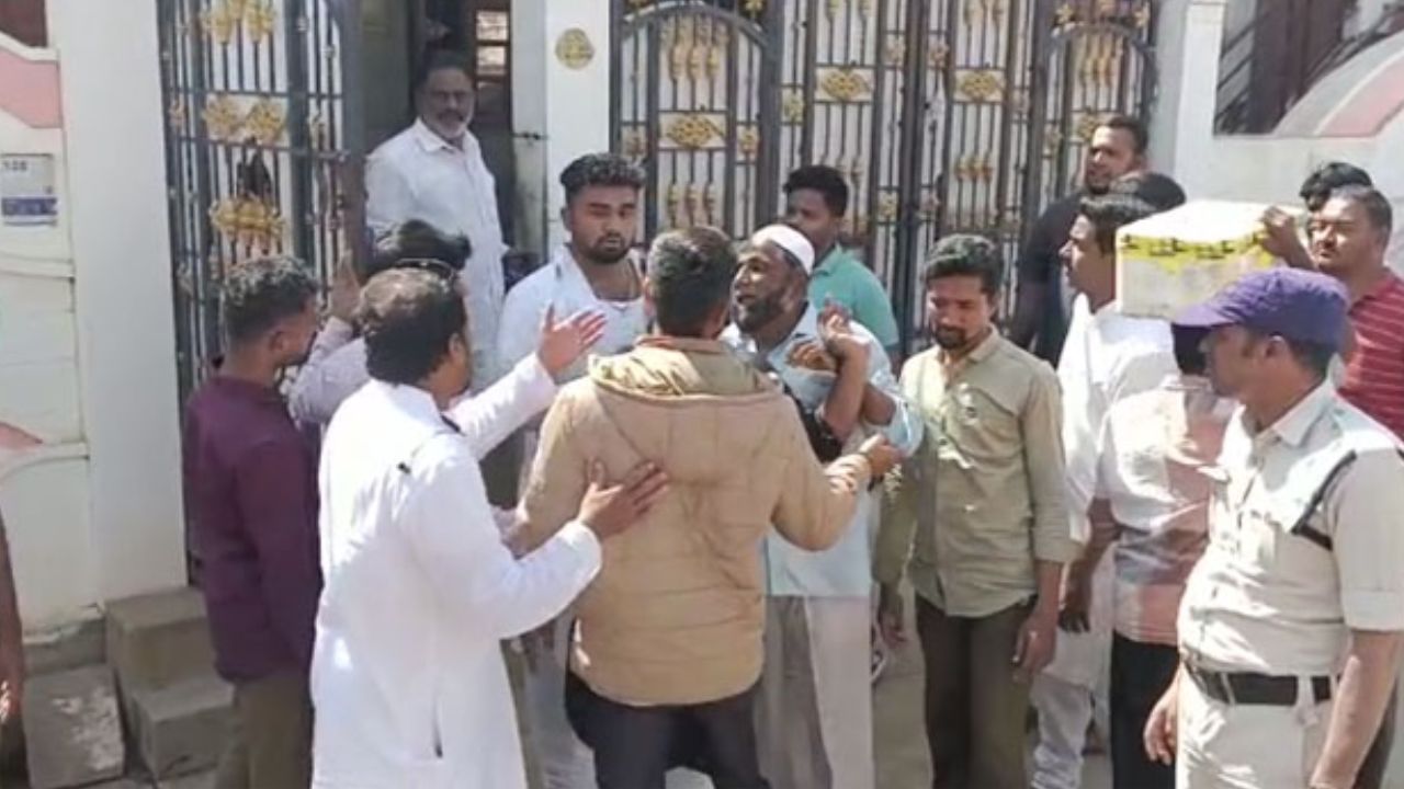YSRCP: ప్రజల సాక్షిగా కొట్టుకున్న వైసీపీ కౌన్సిలర్లు