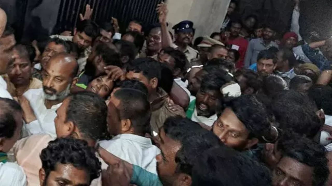 Bandi Sanjay: బండి సంజయ్ అరెస్ట్.. పోలీస్ వాహనాలు ధ్వంసం