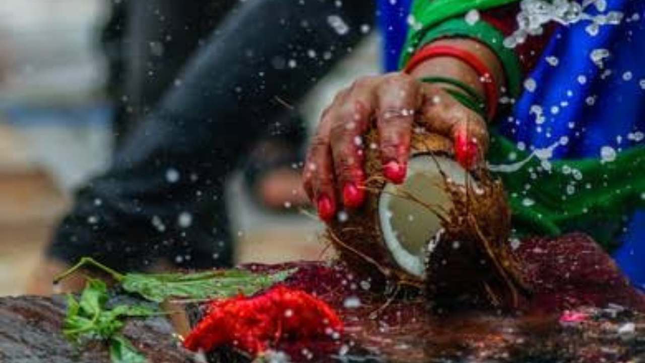 Importance of coconut in tample: దేవాలయాల్లో కొబ్బరికాయ ఎందుకు కొడతారో తెలుసా….?