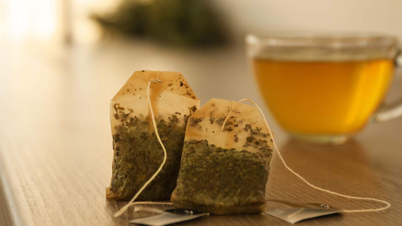 Re Usage of Tea Bags : తాగి పడేసిన టీ బ్యాగ్తో కూడా చాలా ప్రయోజనాలు ఉన్నాయి తెలుసా..?