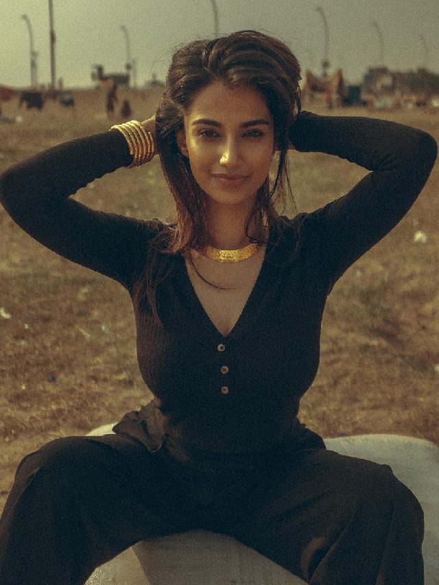 Meenakshi Chaudhary Mesmerizing Looks..