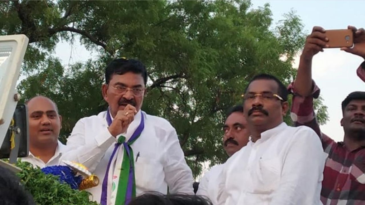 Mekapati Chandra Sekhar Reddy: రోడ్లు వేయాలని కోరిన ప్రజలు.. డబ్బుల్లేవు కుదరదన్న వైసీపీ ఎమ్మెల్యే