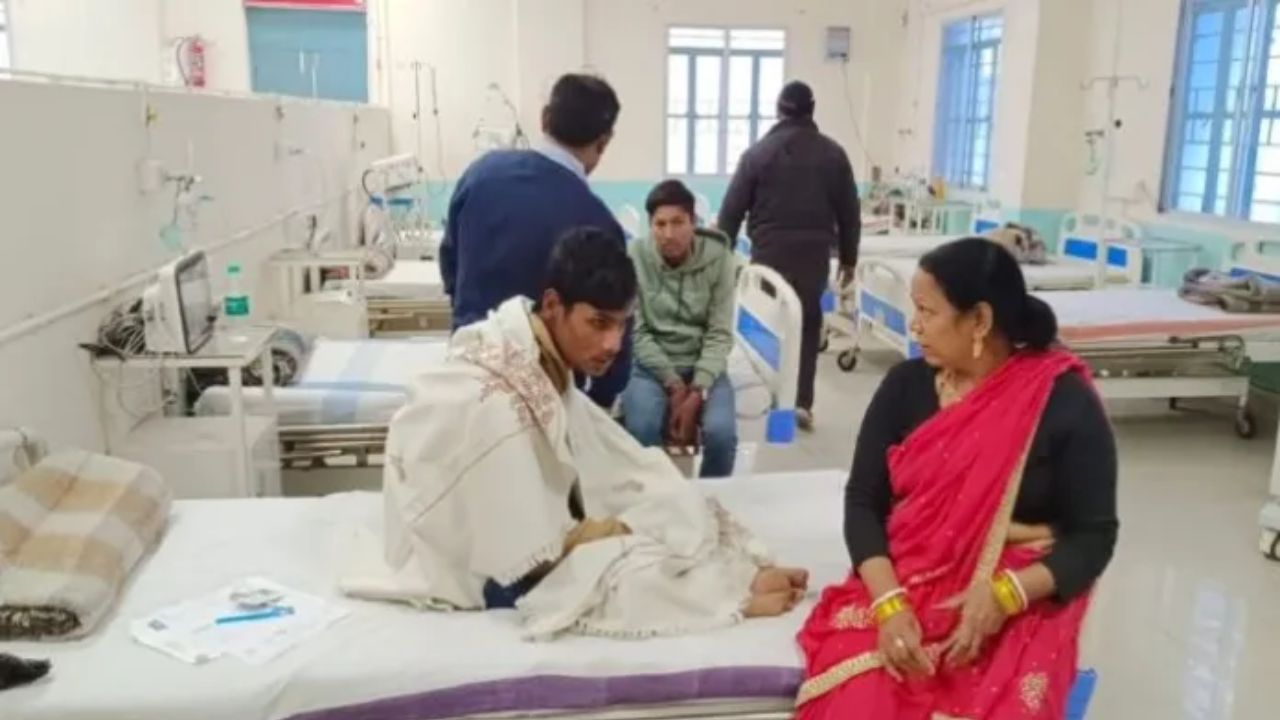 Viral News: 500 మంది అమ్మాయిల మధ్యలో ఒక్కడే అబ్బాయి.. స్పృహ తప్పి పడిపోయాడు!