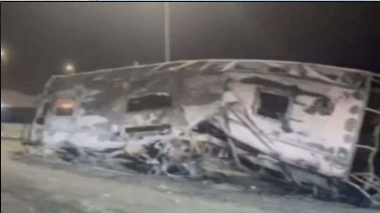 20 Hajj pilgrims killed: ఘోర రోడ్డు ప్రమాదం.. హజ్ యాత్రికుల బస్సుకు బోల్తా.. 20 మంది సజీవ దహనం!