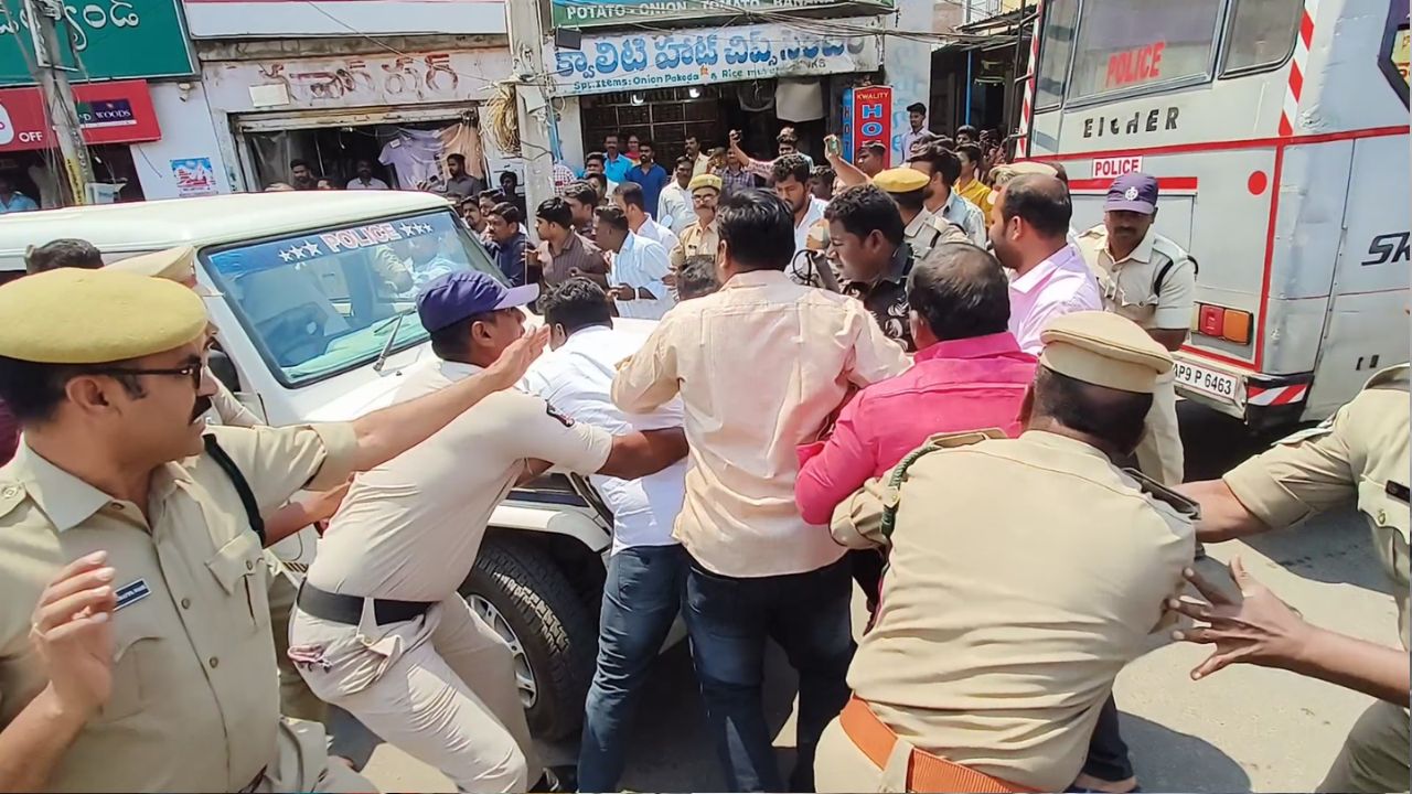 Anantapur: అనంతపురంలో హైటెన్షన్.. వైసీపీ, టీడీపీ వర్గాల మధ్య ఘర్షణకి దారితీసిన సోషల్ మీడియా!