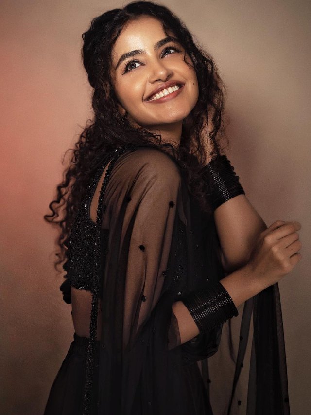 Anupama Parameswaran stunning looks in black..