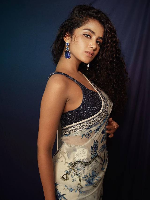 Anupama sizzles in Saree..