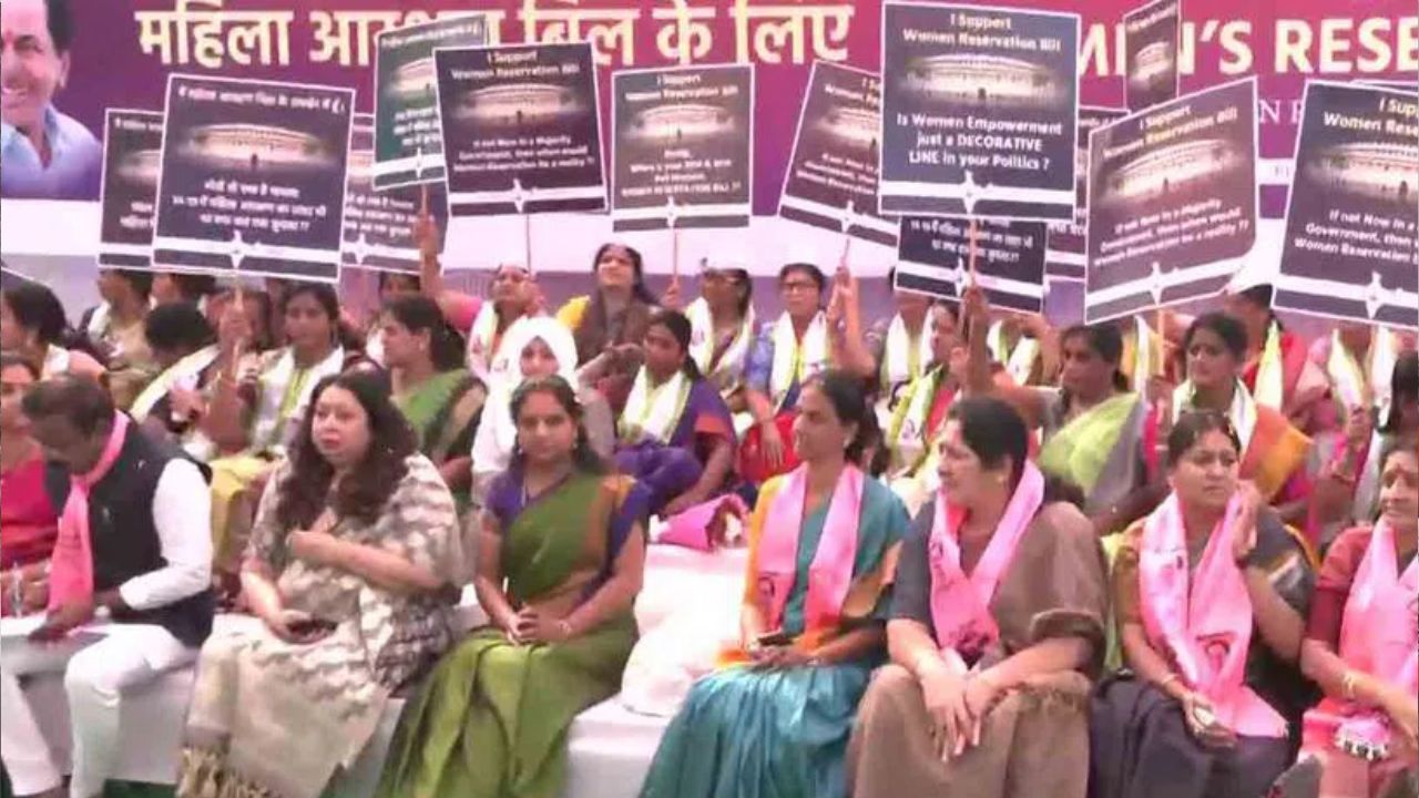 BRS MLC Kavitha: ఢిల్లీలో ఎమ్మెల్సీ కవిత దీక్షను ప్రారంభించిన సీతారాం ఏచూరి!