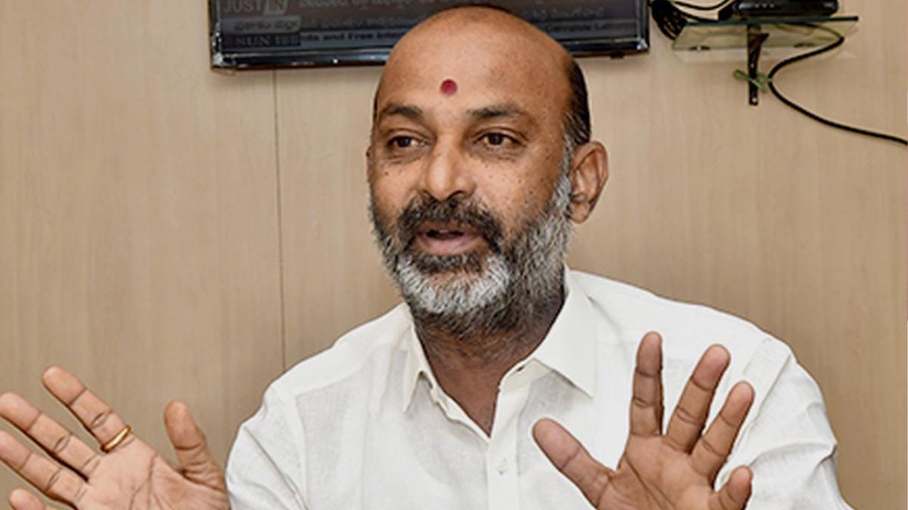 Bandi Sanjay: తెలంగాణ రాష్ట్ర బీజేపీ అధ్యక్షుడు బండి సంజ‌య్‌కి రాష్ట్ర మ‌హిళా క‌మిష‌న్ నోటీసులు!