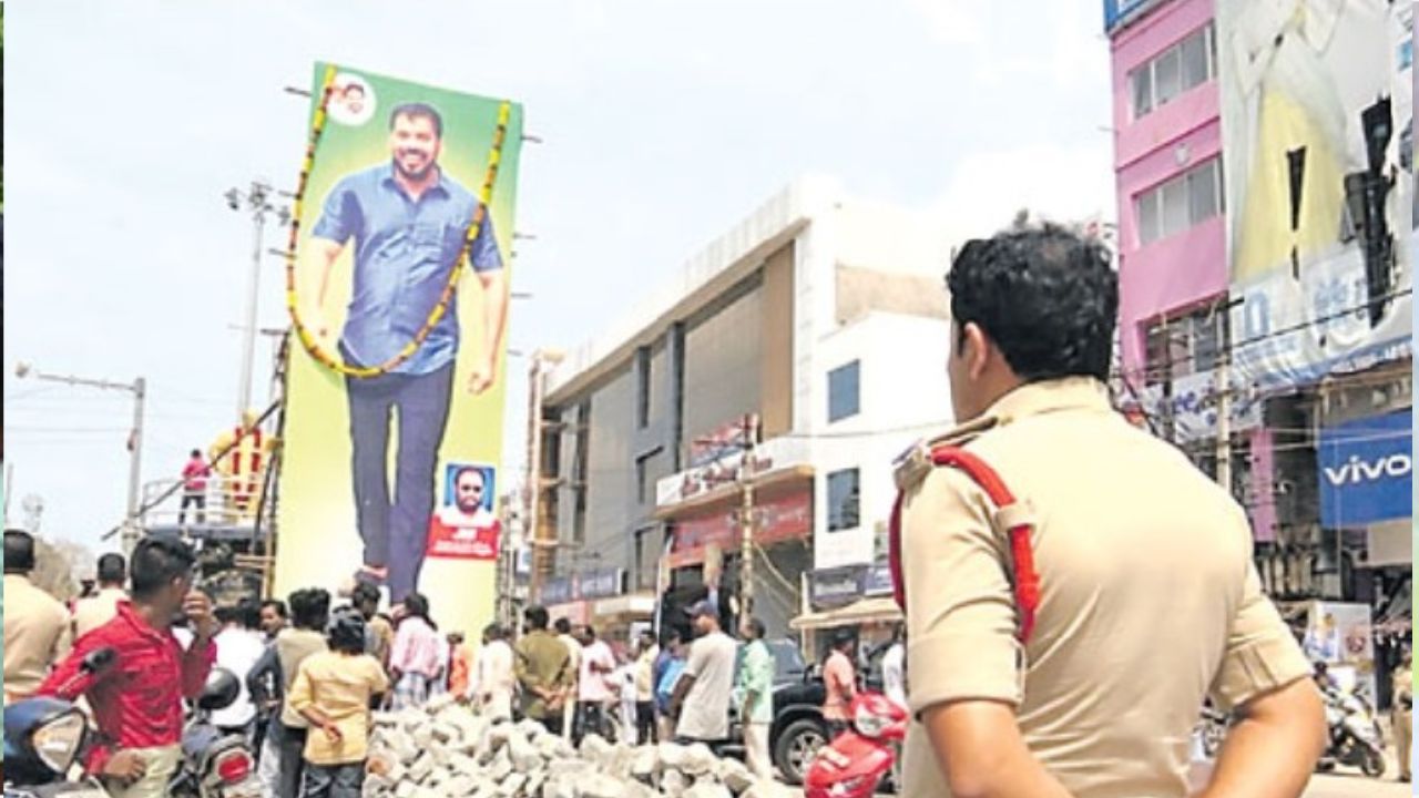 Nellore City: ఎన్టీఆర్ విగ్రహానికి అడ్డుగా అనిల్ కుమార్ యాదవ్ కటౌట్.. కాపలాగా ఓ సీఐ, 15 మంది పోలీసులు!