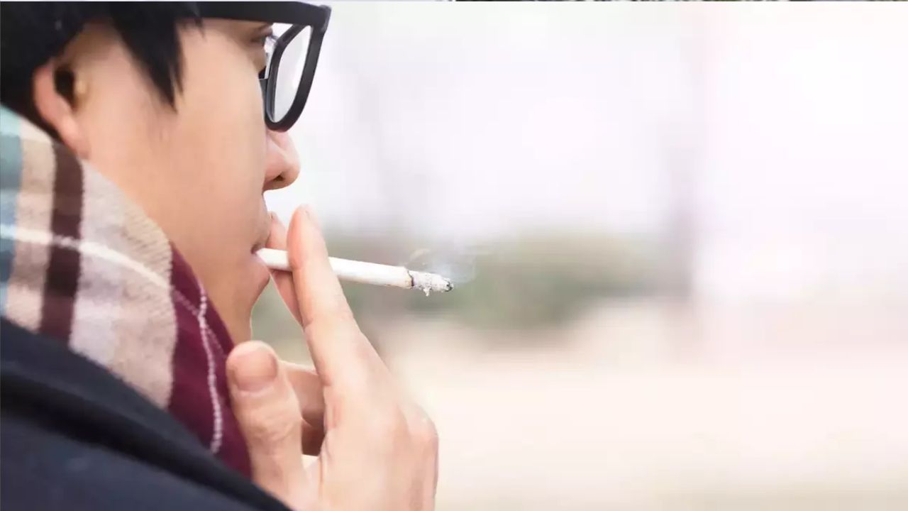 Penalty for smoking: సిగరెట్ తాగినందుకు రూ.8.8 లక్షల ఫైన్.. ప్రభుత్వ ఉద్యోగి మైండ్ బ్లాంక్!
