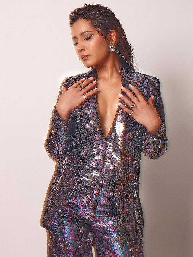 Raashii Khanna Shining like a Star..