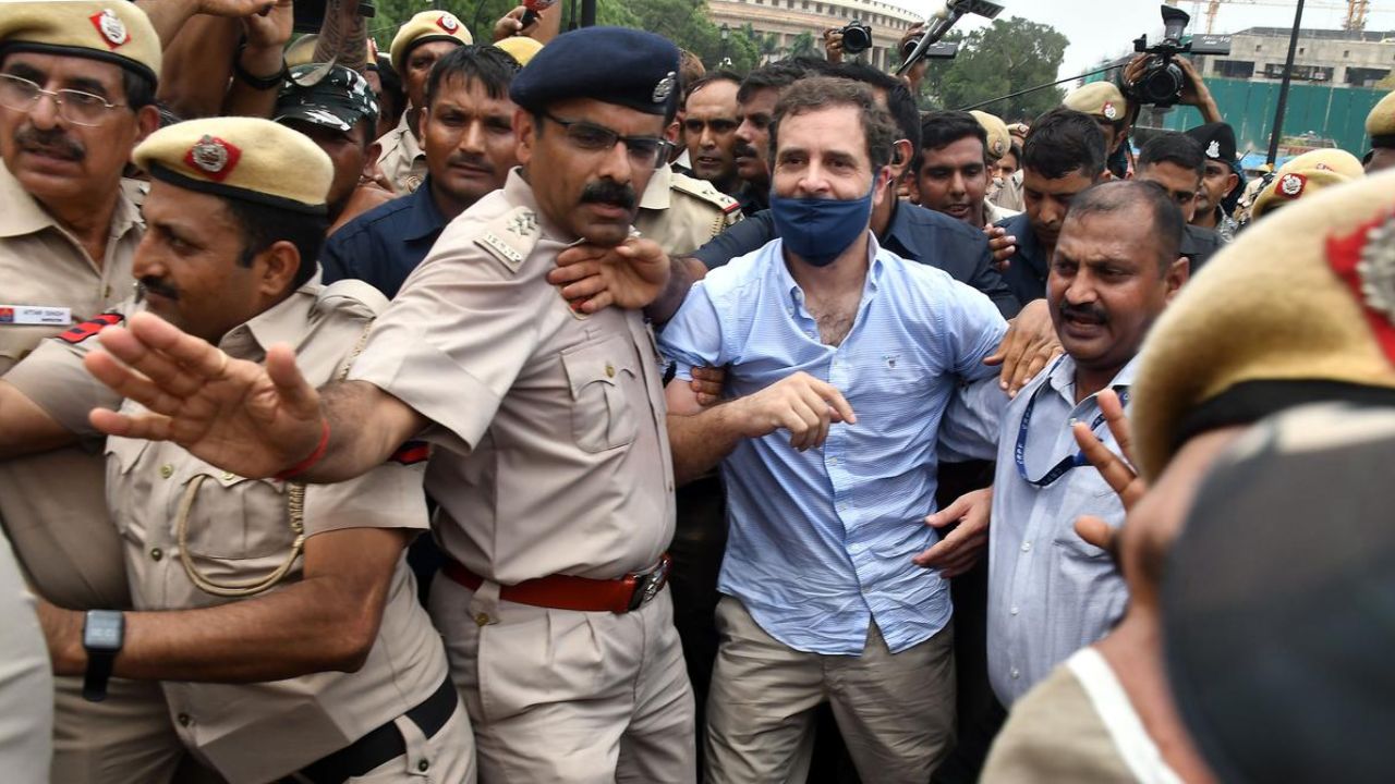 Rahul Gandhi: మోడీ దొంగ పేరని రాహుల్ వ్యాఖ్యలు.. ఎనిమిదేళ్ల పాటు ఎన్నికలలో పోటీచేయకుండా వేటు!