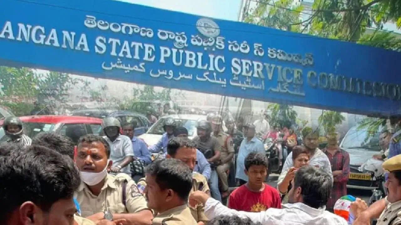TSPSC Paper Leakage Case: దుమ్మెత్తిపోస్తున్న ప్రతిపక్షాలు.. రేపు కాంగ్రెస్ రాష్ట్రవ్యాప్త ఆందోళనలు!