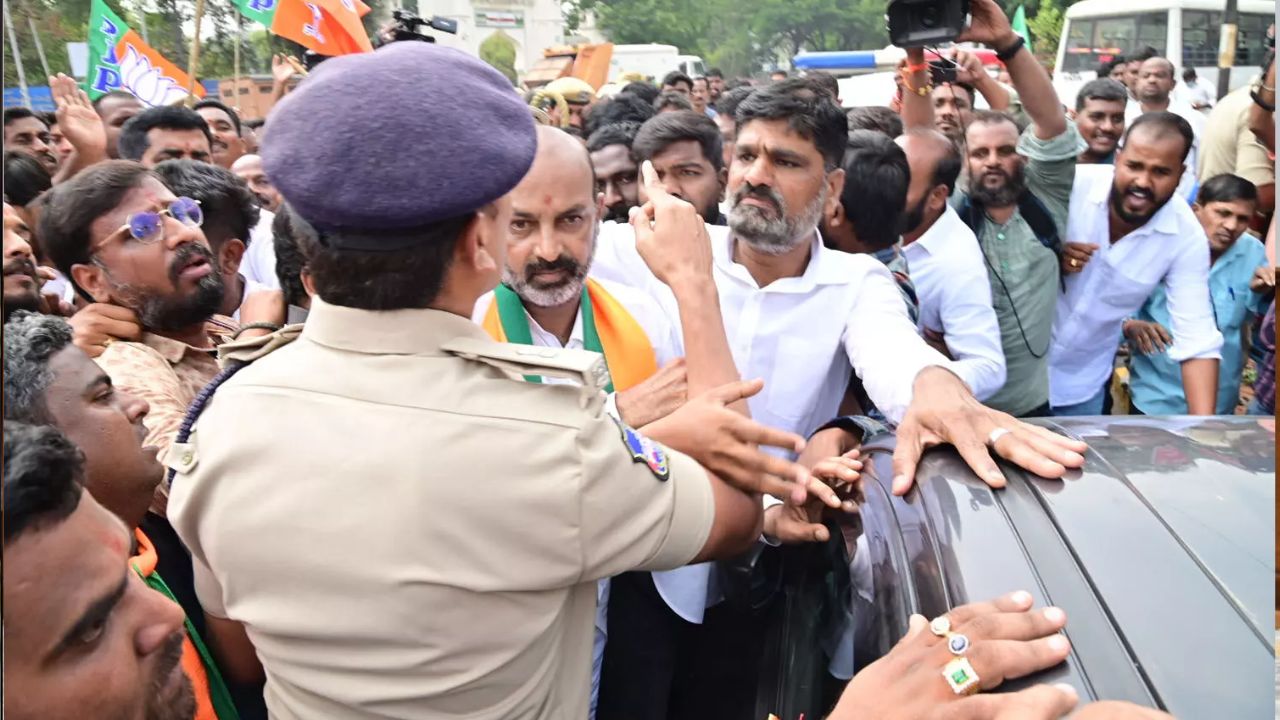 Telangana BJP: టీఎస్పీఎస్సీ పేపర్ల లీకేజ్ ఇష్యూ.. బీజేపీ నిరసన దీక్ష.. బండి సంజయ్ అరెస్ట్!