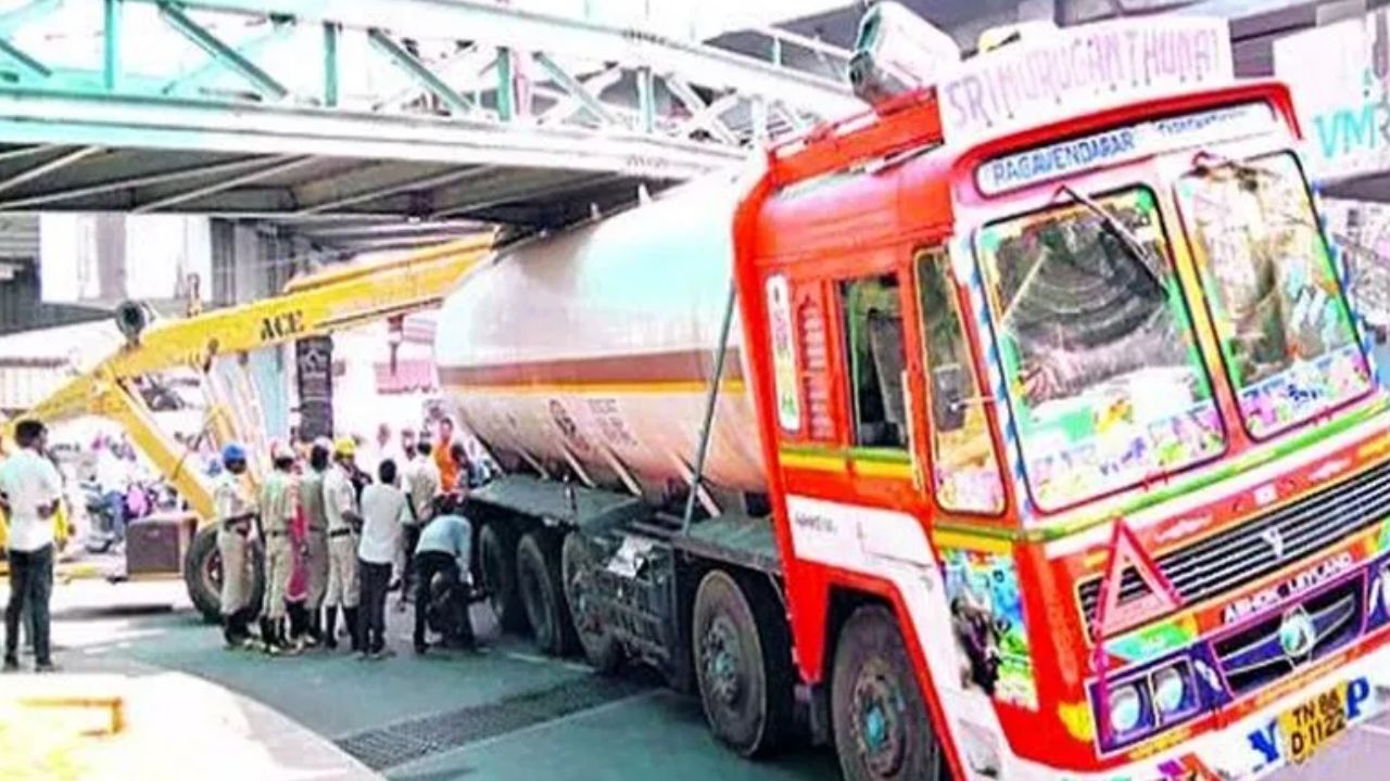 Visakhapatnam: ఫుట్ ఓవర్ కింద లారీని ఇరికించిన డ్రైవర్.. ఆయిల్ ట్యాంకర్ కావడంతో హైటెన్షన్!