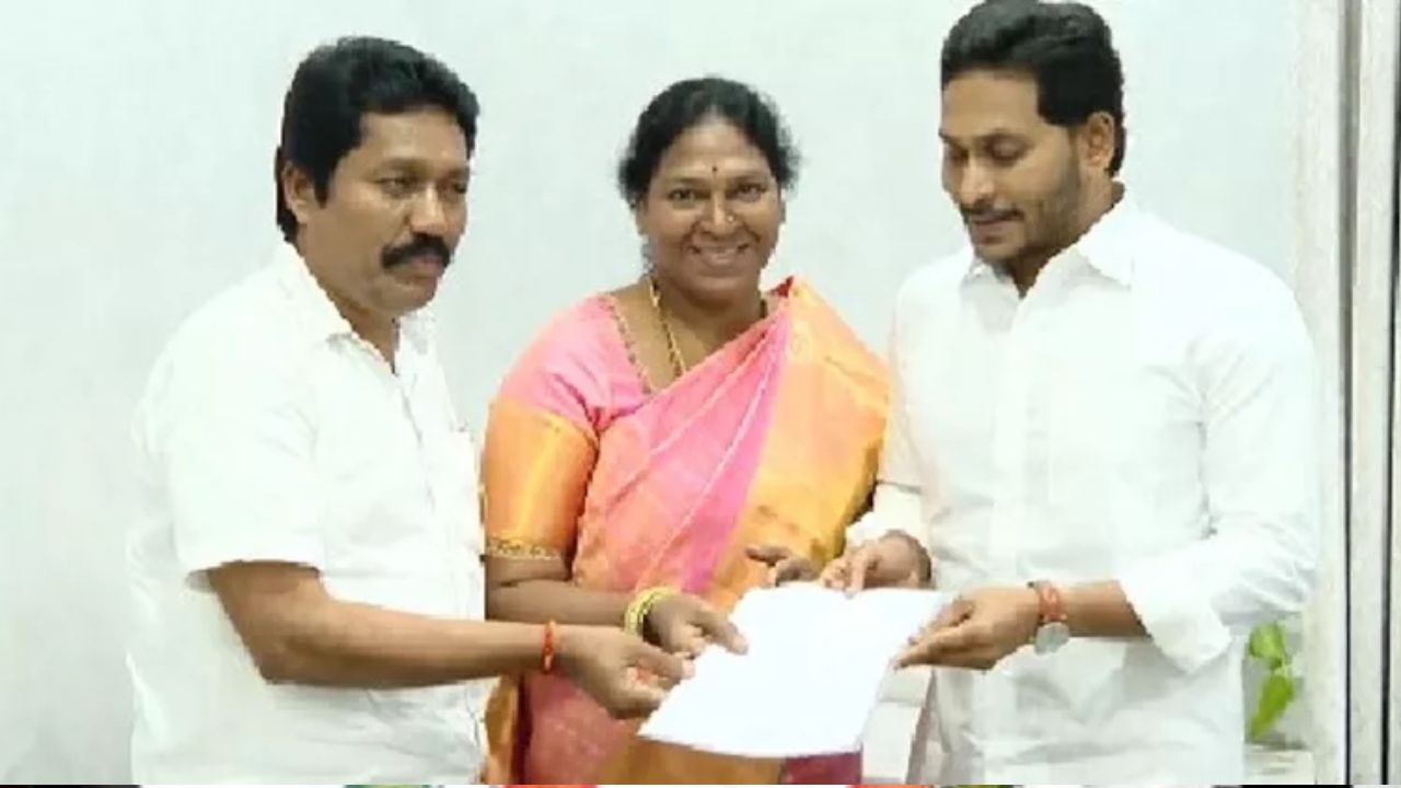 YSRCP: వైసీపీ ఎమ్మెల్సీ అభ్యర్థులకు బీ ఫారాలు అందించిన సీఎం జగన్!