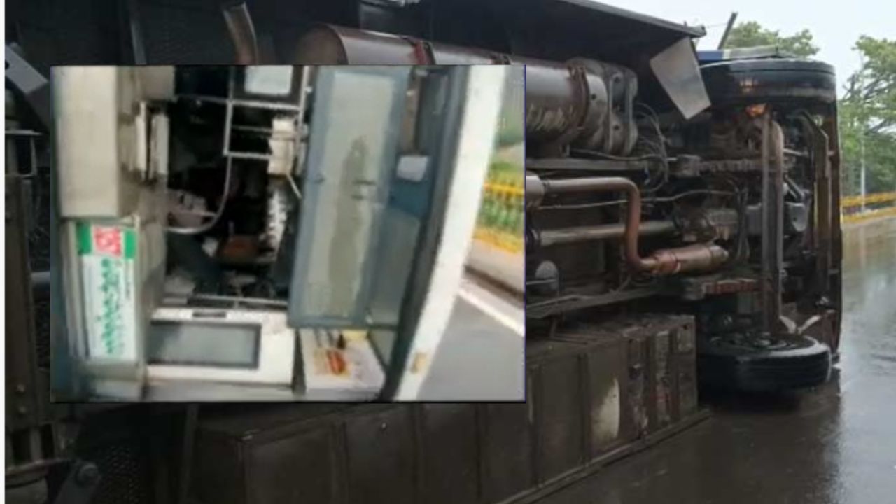 Road Accident: డివైడర్ ఢీకొట్టి ఆర్టీసీ బస్సు బోల్తా.. 20 మంది ప్రయాణికులతో వెళ్తుండగా ప్రమాదం!