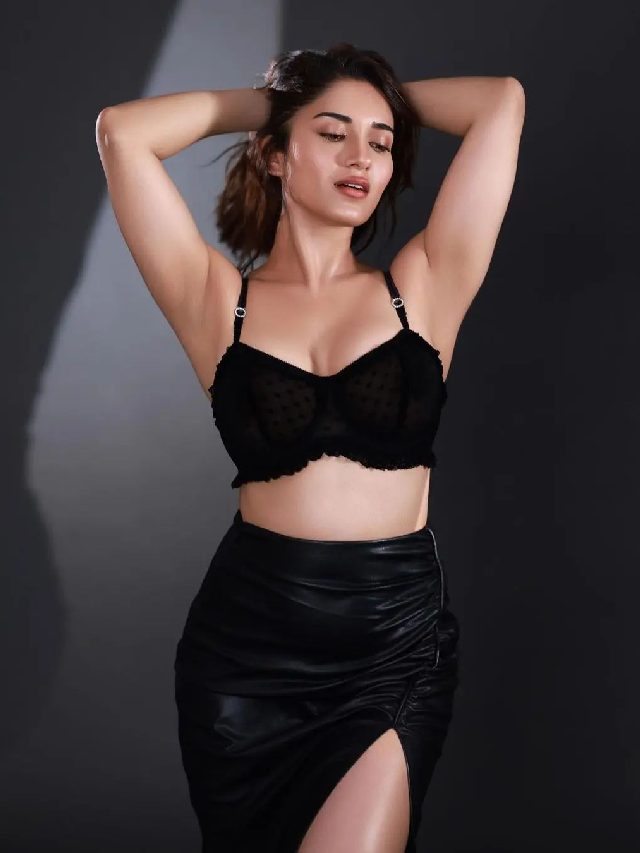 Ruhani Sharma Stunning Looks..